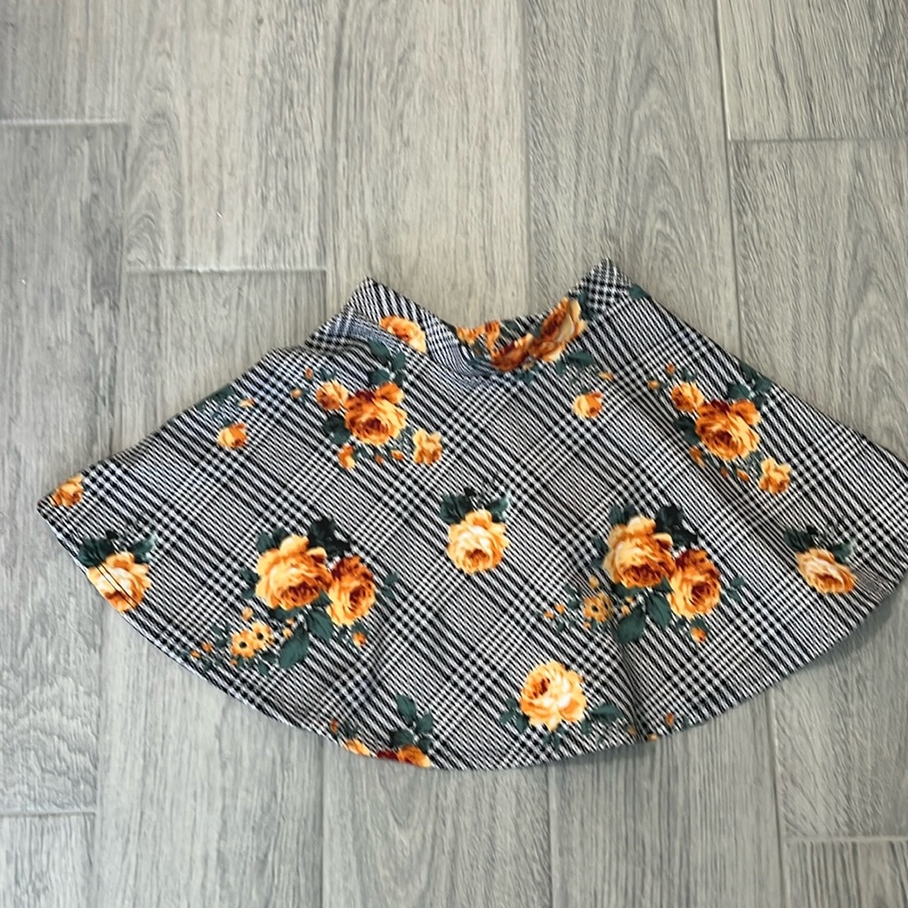 Girls skirt - size 10. Black and white pattern with yellow flowers.